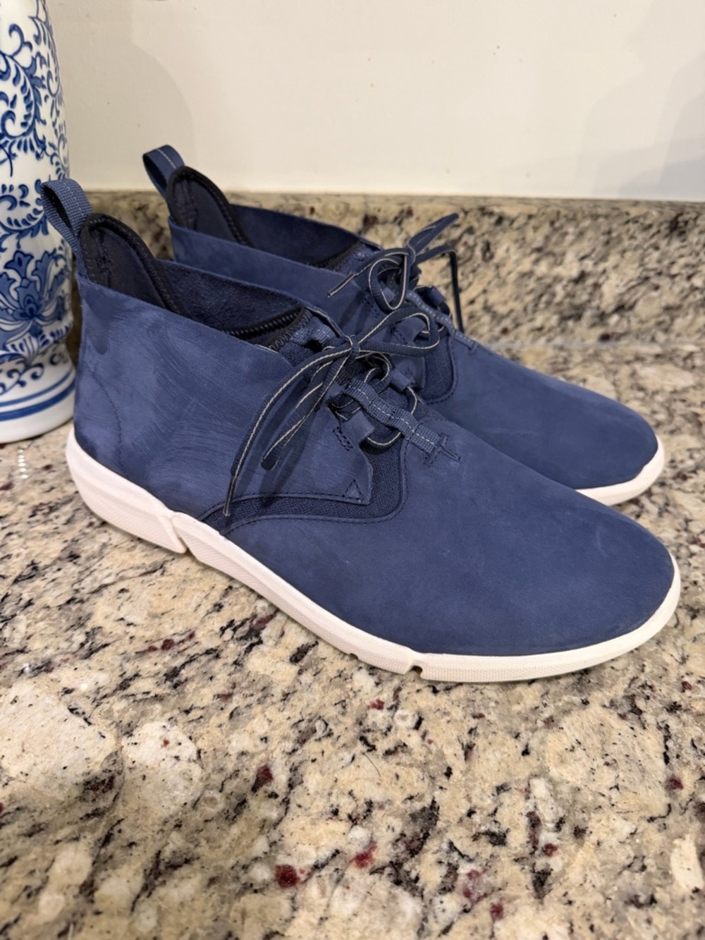 Clarks Men's Triflow Nubuck Navy Blue Chukka Boots with White Sole EUC